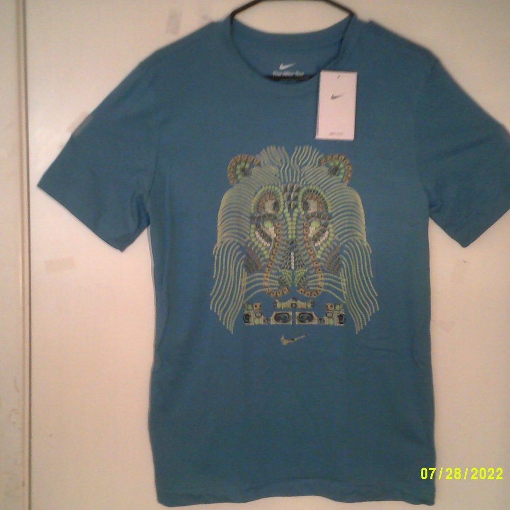 NEW NIKE LEBRON JAMES "Lion Graphic Tee" MENS BLUE MULTI-COLOR T-SHIRT SMALL